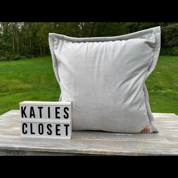 NWOT UGG PILLOW! - Picture 8 of 9